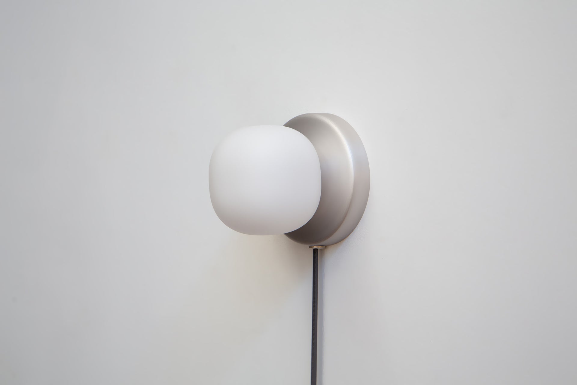 Pearl Sconce Plug-In - 4",Aluminum