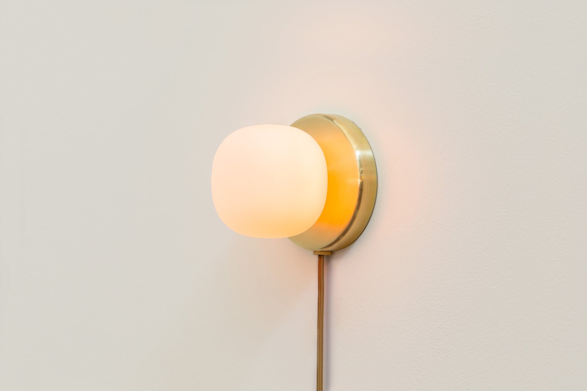 Pearl Sconce Plug-In - 4",Brass