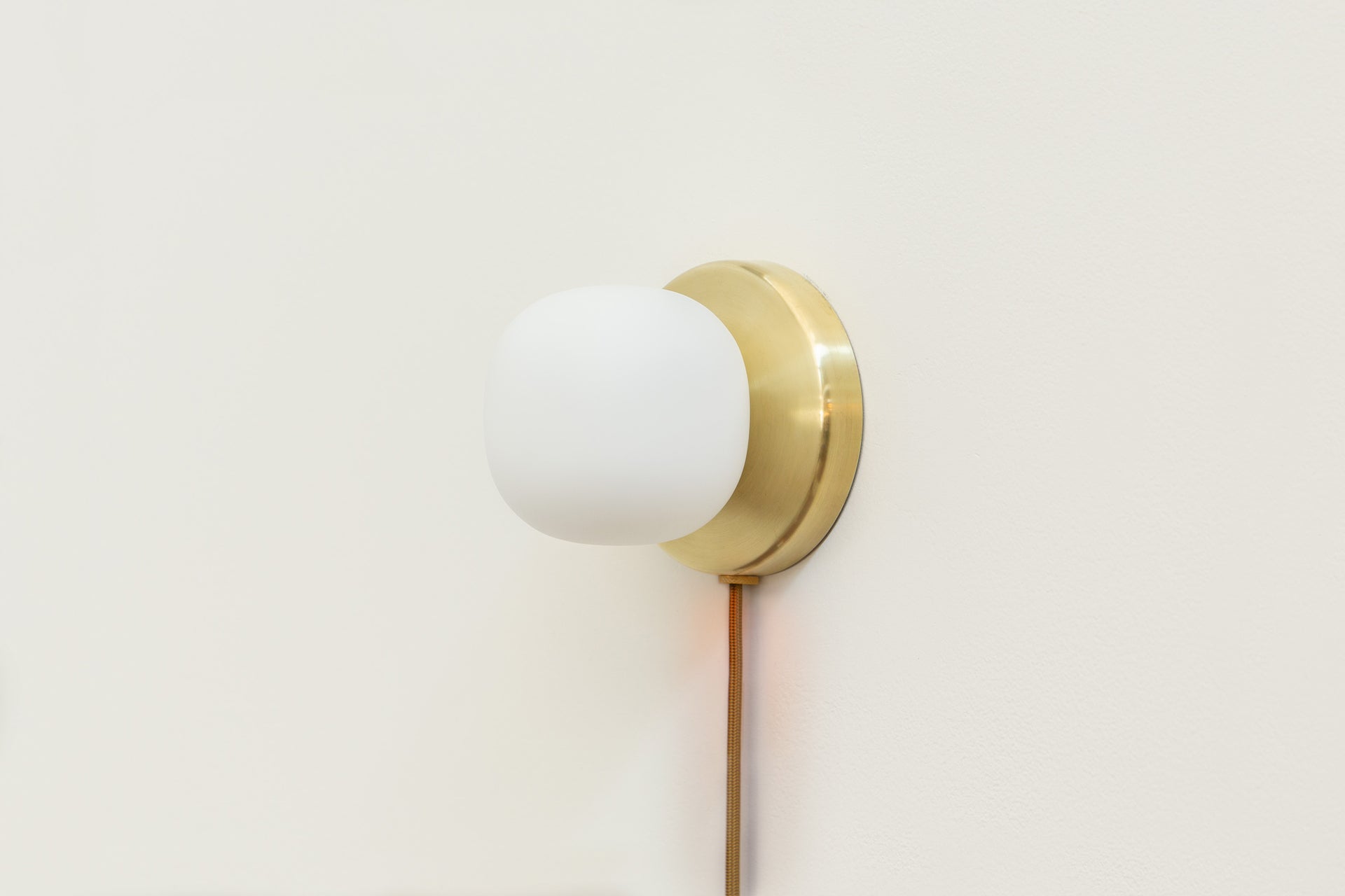 Pearl Sconce Plug-In - 4",Brass