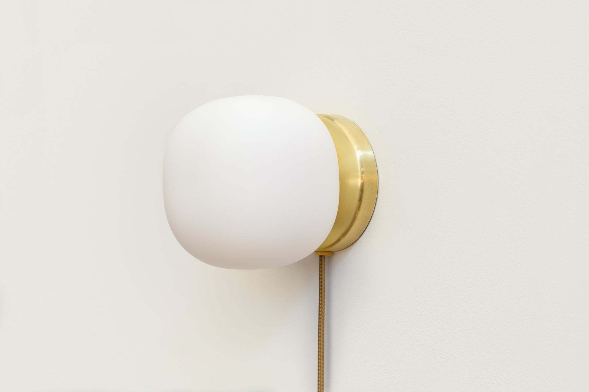 Pearl Sconce Plug-In - 6",Brass