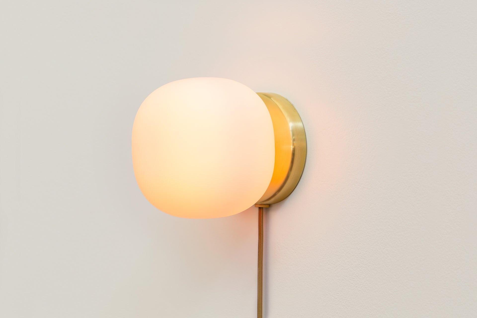 Pearl Sconce Plug-In - 6",Brass