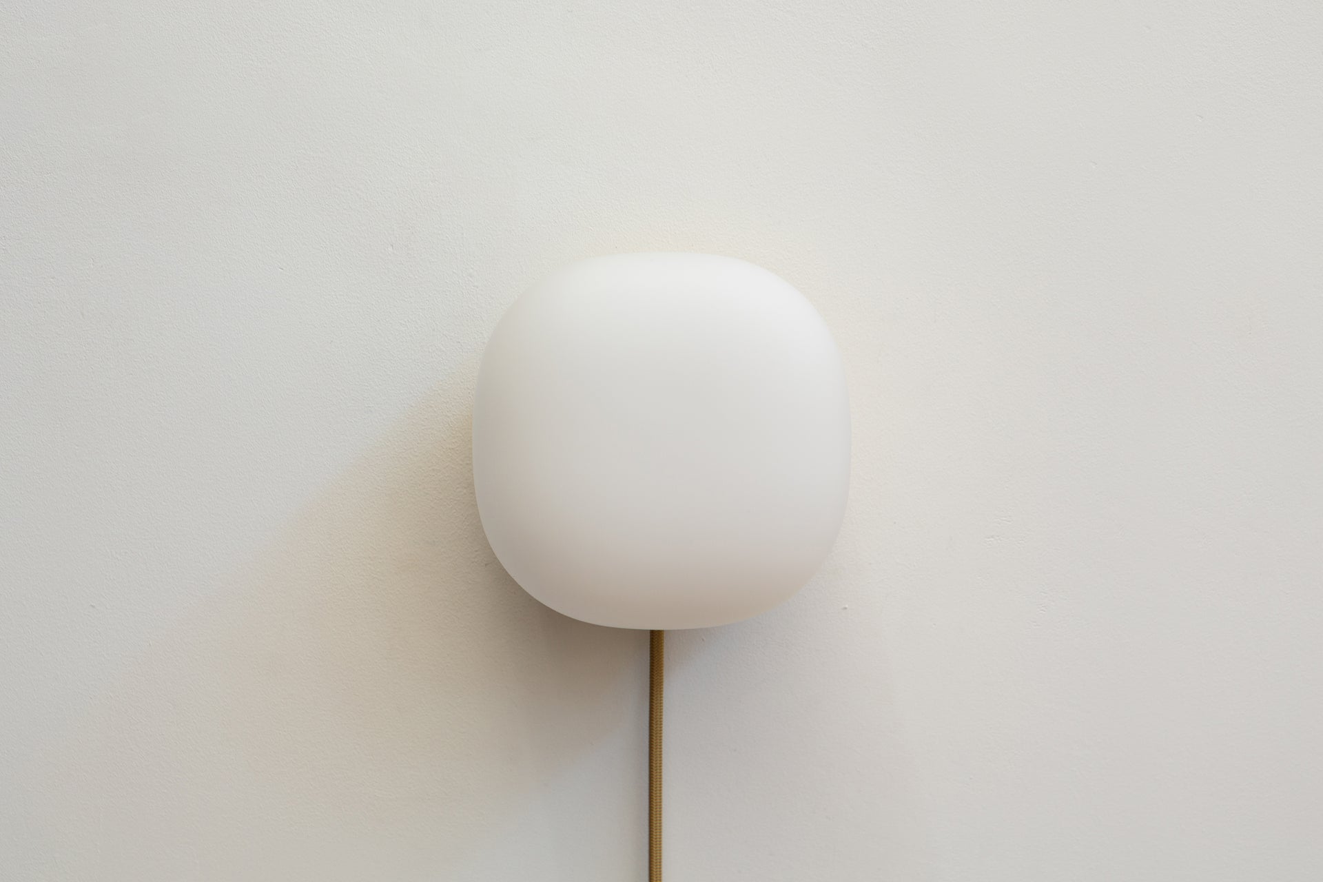Pearl Sconce Plug-In - 6",Brass