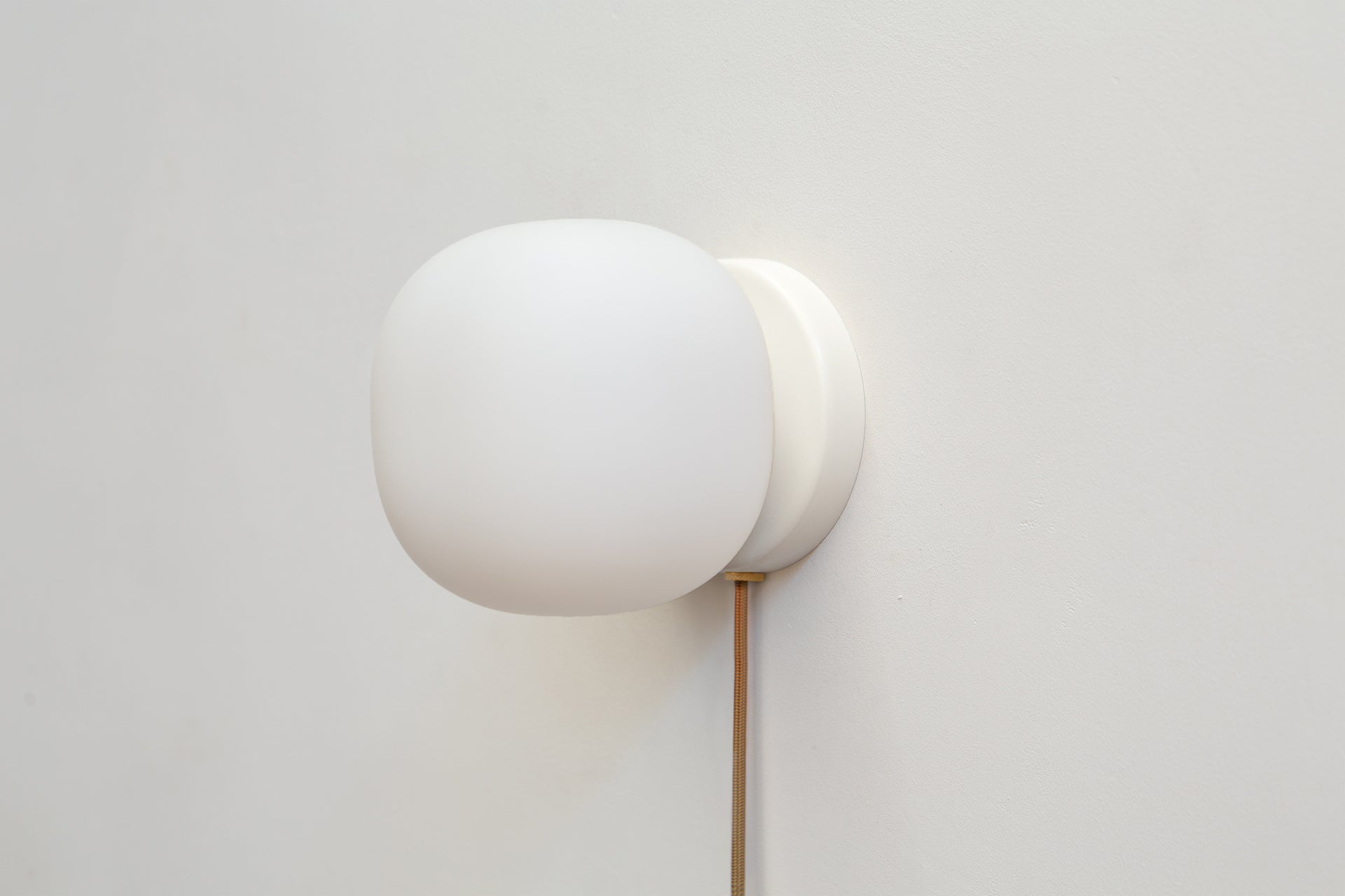 Pearl Sconce Plug-In - 6",White