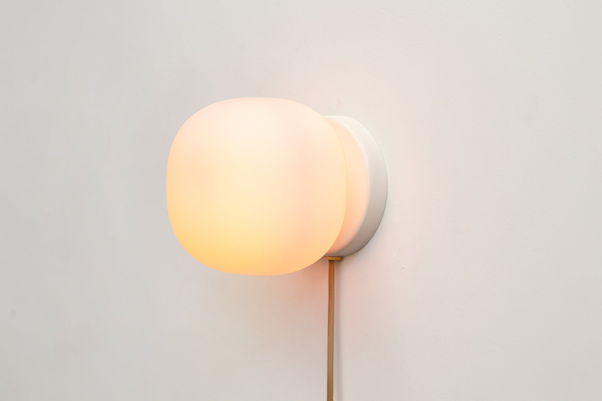 Pearl Sconce Plug-In - 6",White