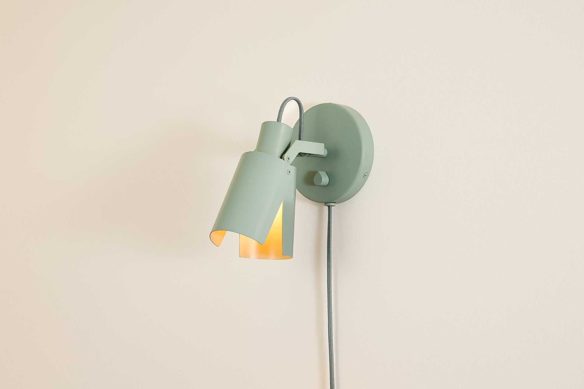 Peek Sconce Switch Plug-In - Circle,Agave