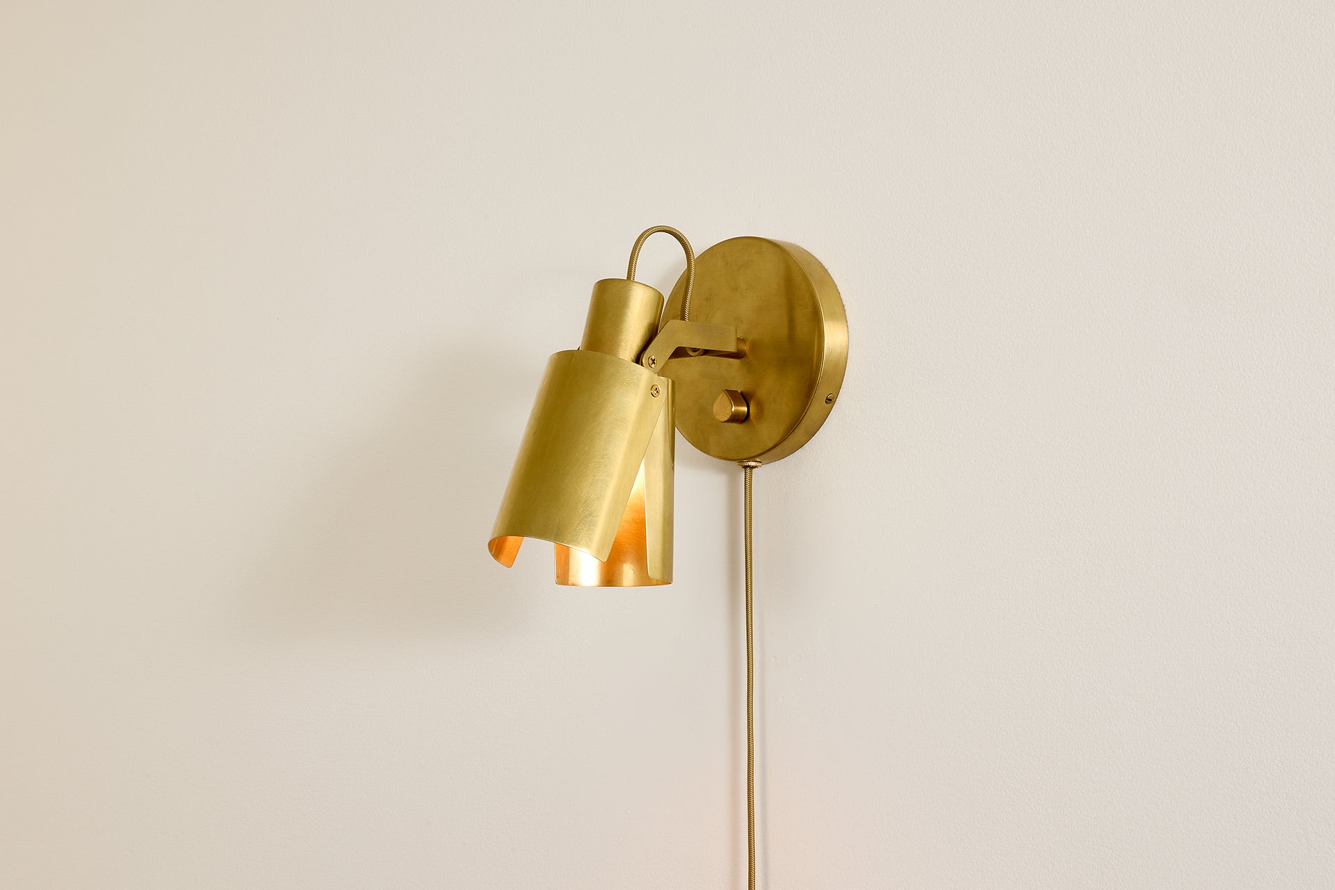 Peek Sconce Switch Plug-In - Circle,Burnished Brass