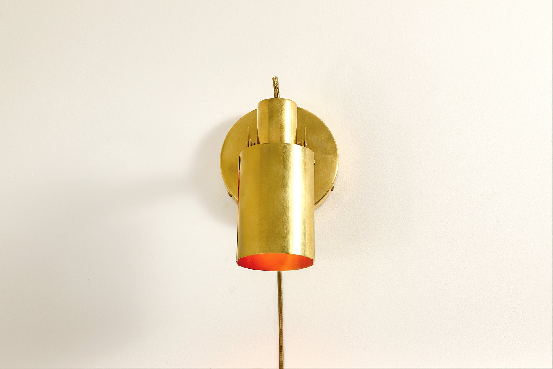 Peek Sconce Switch Plug-In - Circle,Burnished Brass