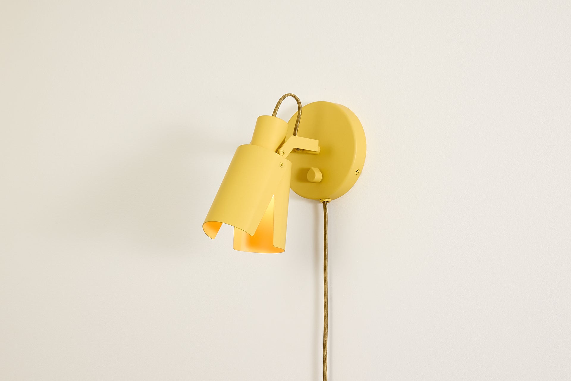 Peek Sconce Switch Plug-In - Circle,Beeswax