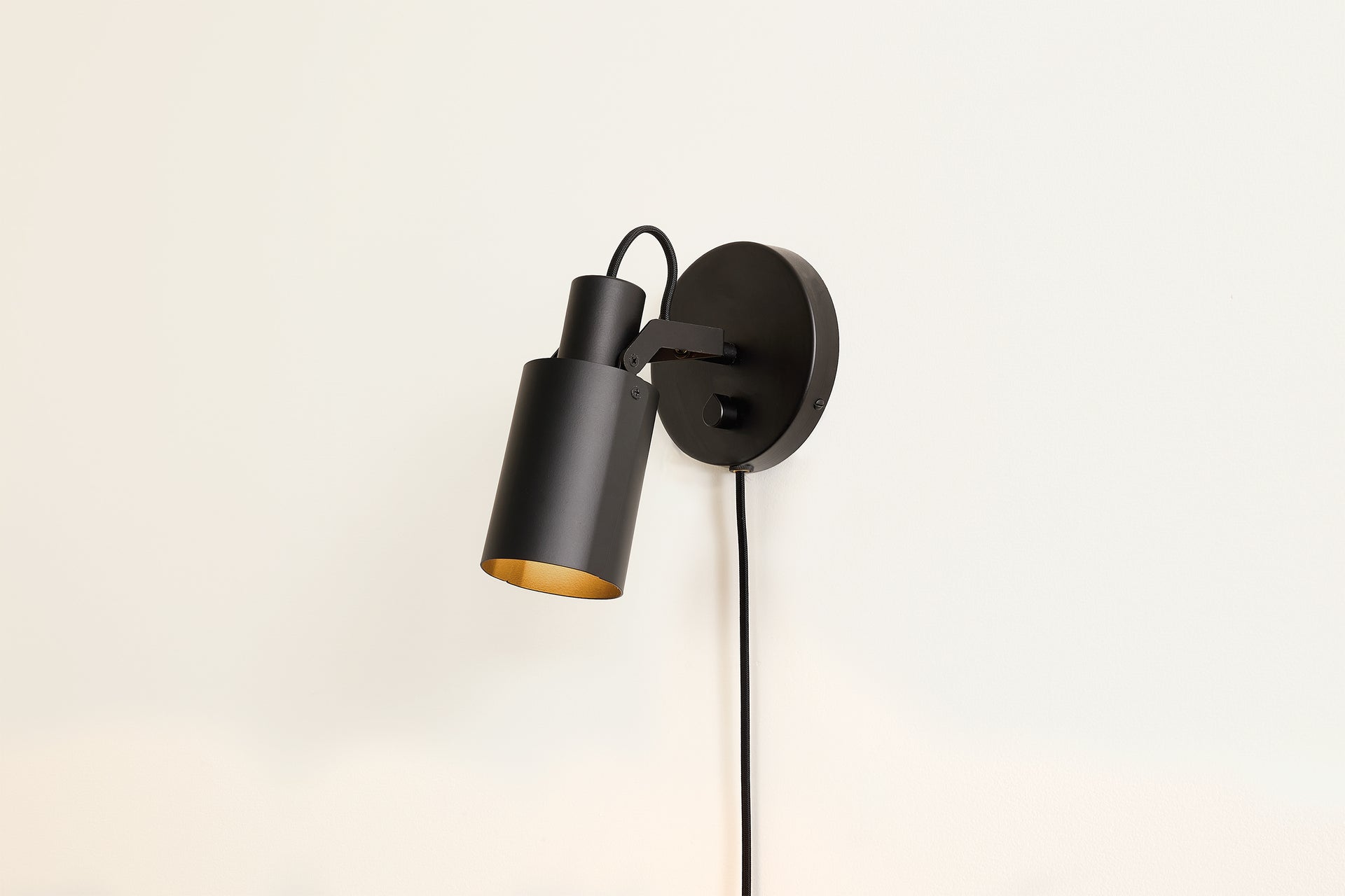 Peek Sconce Switch Plug-In - Circle,Black