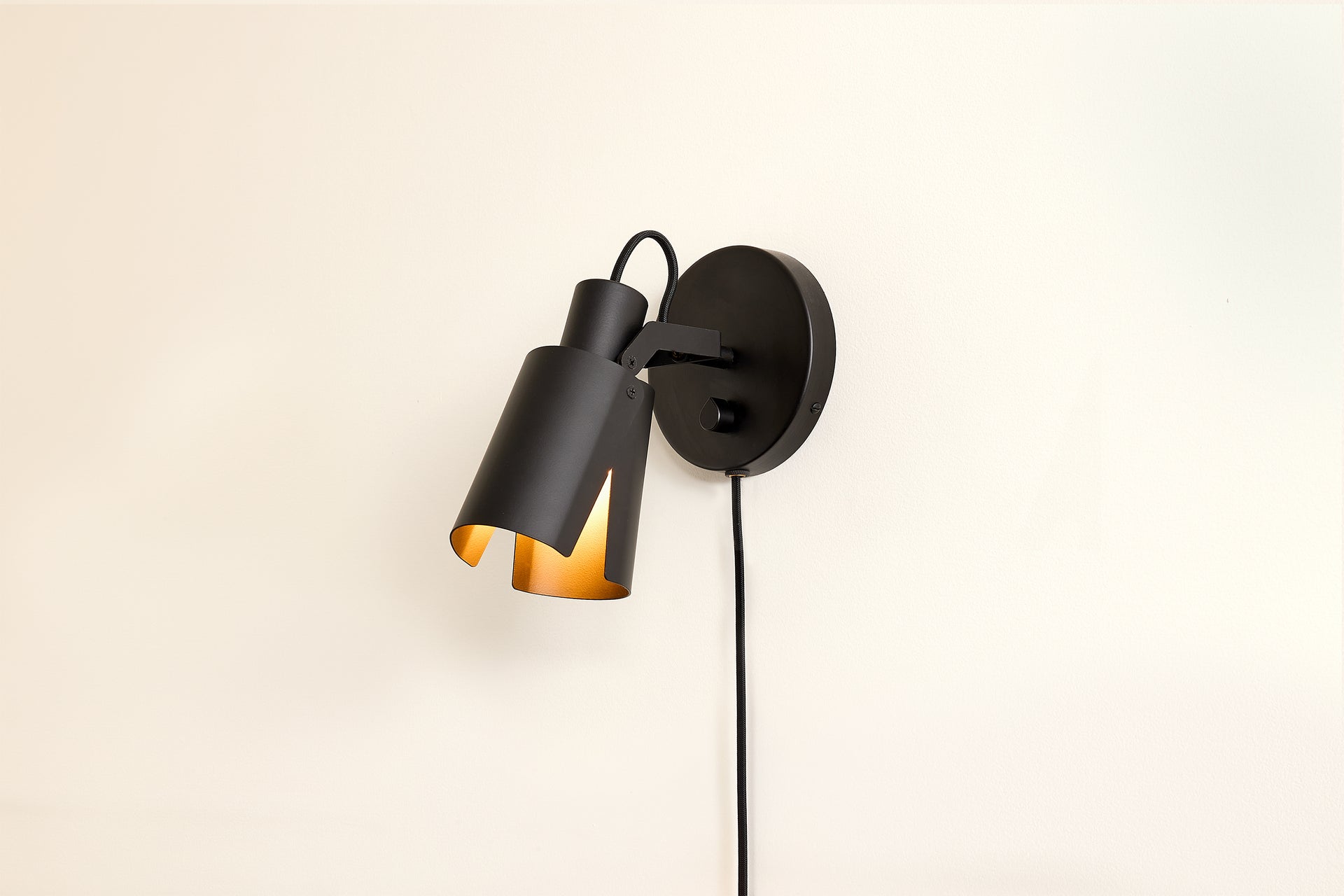Peek Sconce Switch Plug-In - Circle,Black