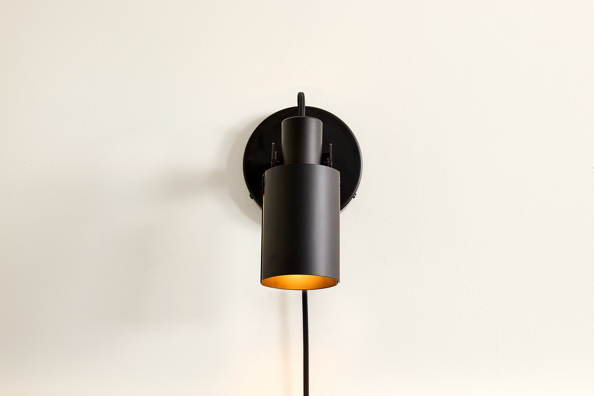 Peek Sconce Switch Plug-In - Circle,Black