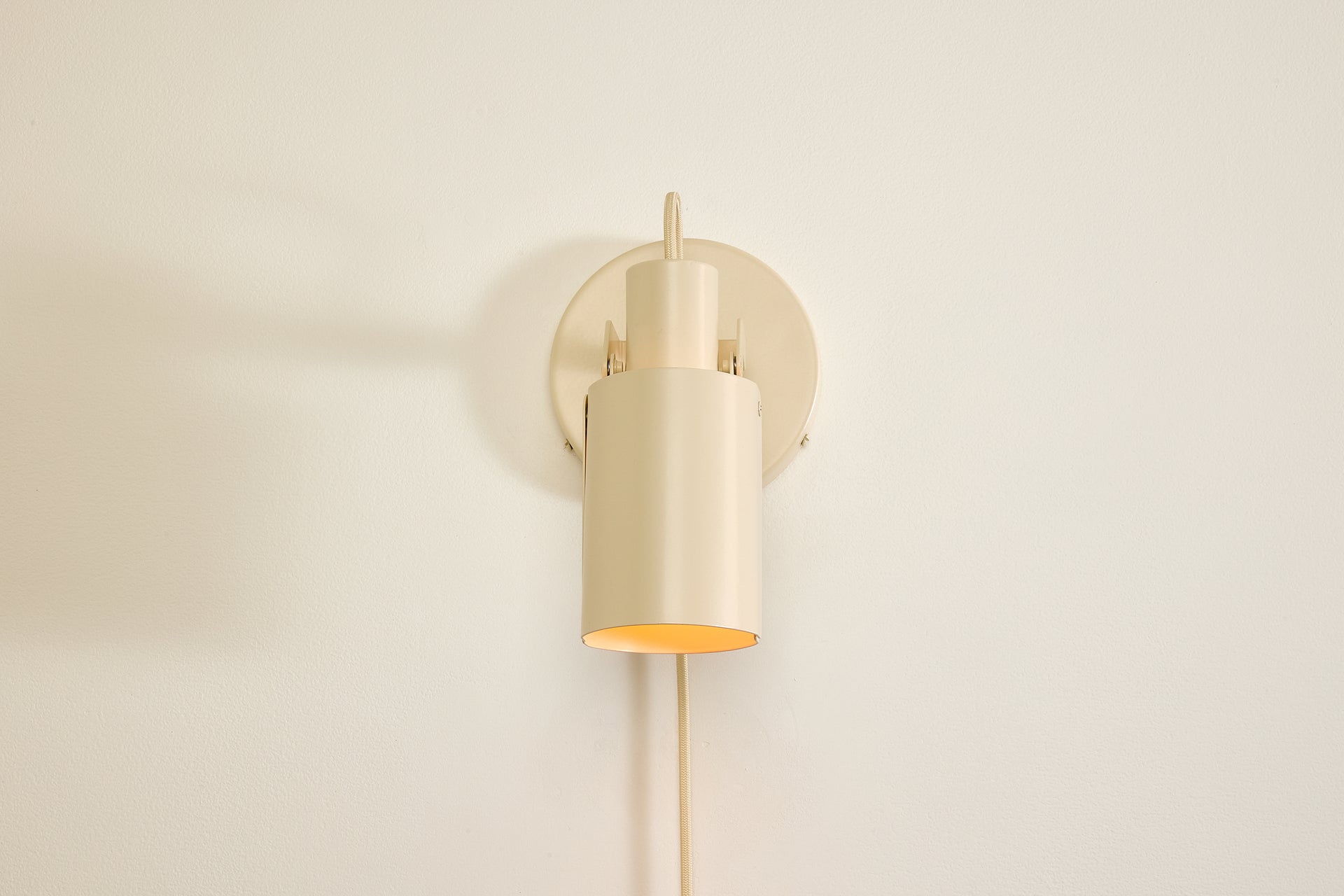 Peek Sconce Switch Plug-In - Circle,Canvas