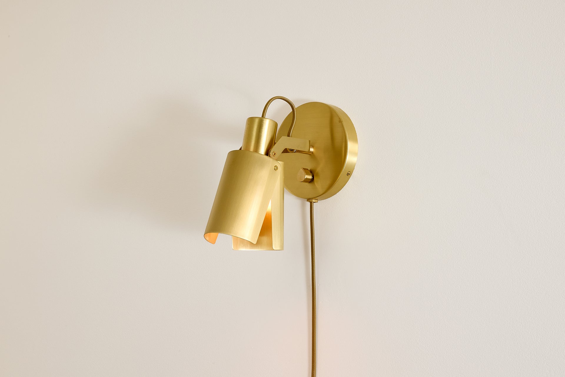 Peek Sconce Switch Plug-In - Circle,Waxed Brass