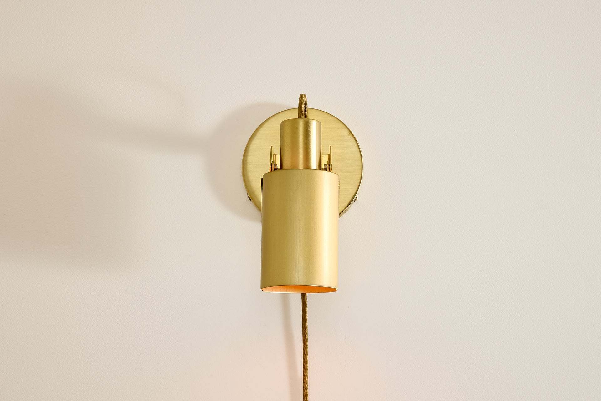 Peek Sconce Switch Plug-In - Circle,Waxed Brass
