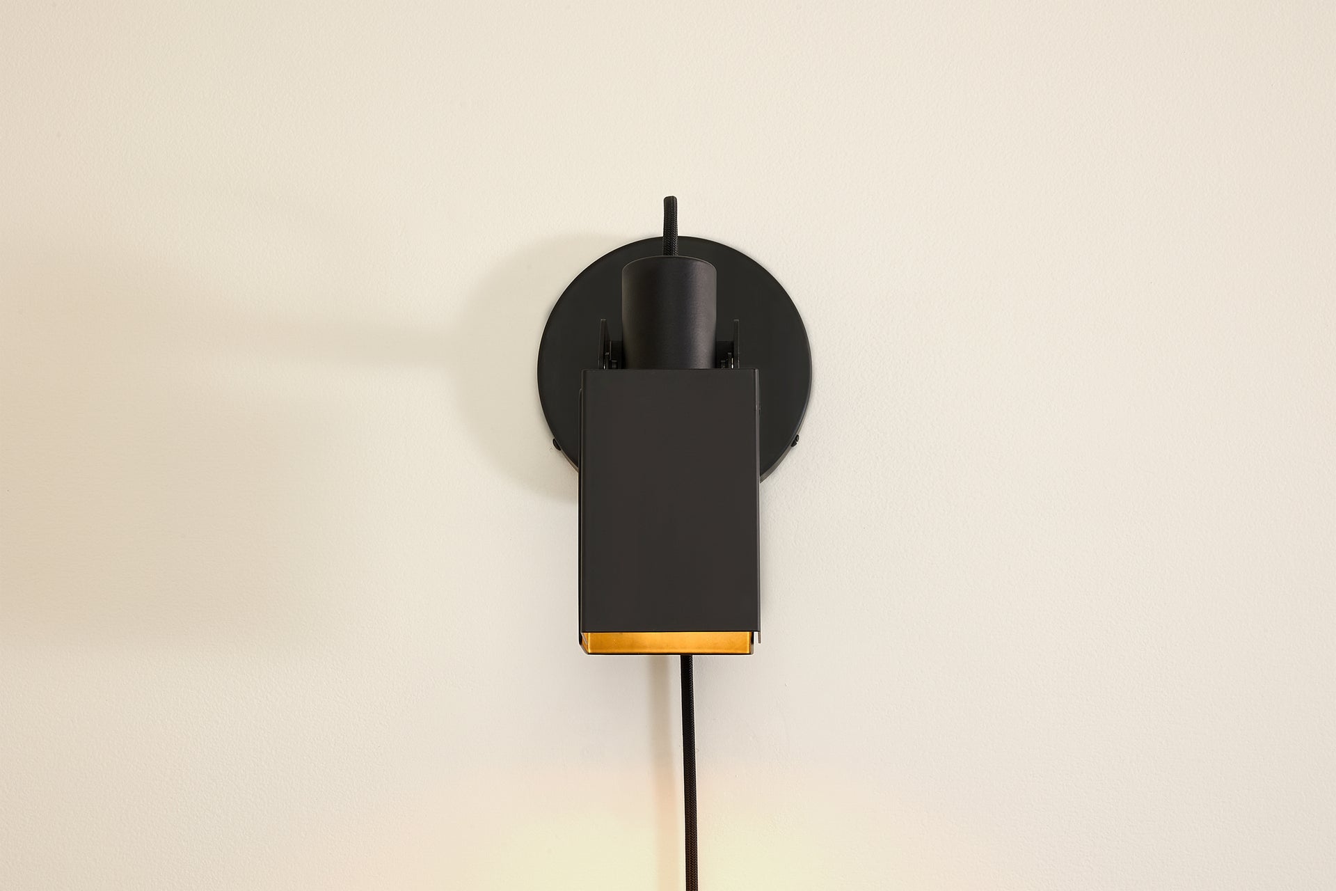 Peek Sconce Switch Plug-In - Square,Black