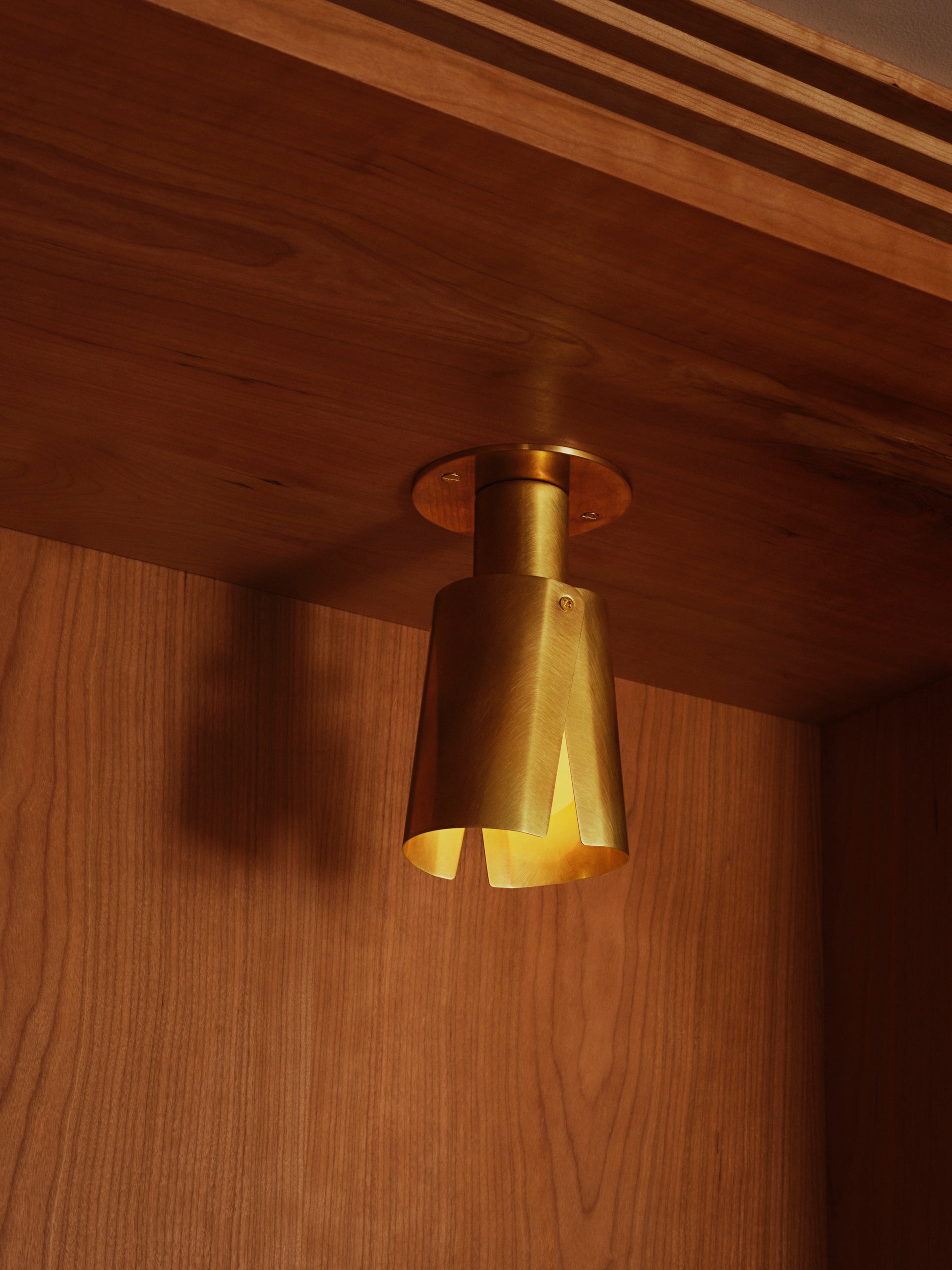 Peek Can Vertical Lifestyle